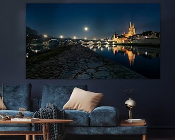 Pleine lune sur Ratisbonne avec le Pont de pierre et la cathédrale Saint-Pierre sur le Danube sur Robert Ruidl