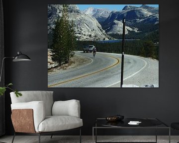 Cyclist on Tioga Road in Yosemite National Park von Dirk Fotografie