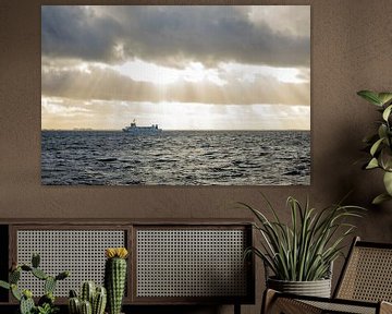 Zonnestralen boven de veerboot op Waddenzee van thomaswphotography