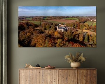 Dronefoto van Kasteel Neubourg in herfstkleuren in Zuid-Limburg