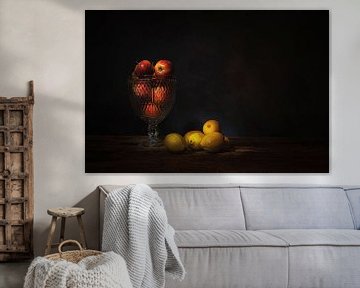 Stilleven met appels en citroenen in Caravaggio licht .