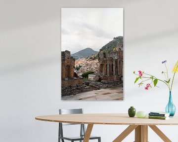 uitzicht op het Siciliaanse stadje Taormina. van Fotograaf Elise