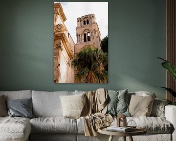Kerk in Palermo Sicilië met palmboom. van Fotograaf Elise