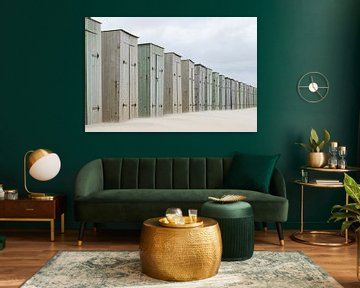 Rangée de maisons de plage traditionnelles en bois sur la côte néerlandaise. Scène d'été. sur Marjolein Hameleers