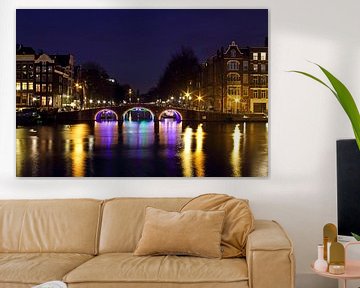 Verlichte brug over de rivier de Amstel in Amsterdam van Eye on You