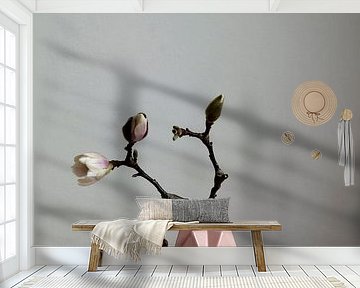 Stilleven van magnolia tak op roze vaasje van Lilian Bisschop