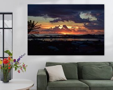 Zonsondergang over Sint Maarten, met dramatische wolken en een palmboom van Studio LE-gals