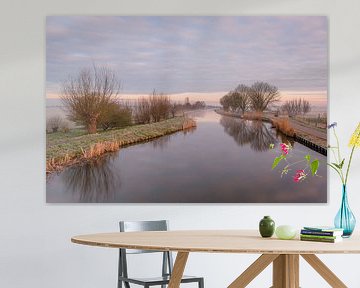 Paysage brumeux des polders néerlandais sur Gijs Rijsdijk