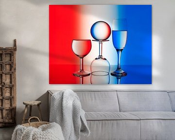 Abstract beeld met glazen en een kristalle bol van Jolanda Aalbers