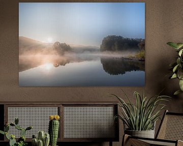 Zonnestralen en opstijgende nevel tijdens de zonsopkomst van John van de Gazelle fotografie