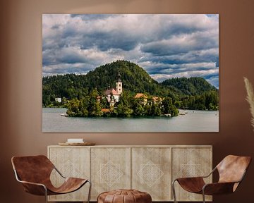 Kerk van Maria Hemelvaart op een eiland in het meer van Bled in Slovenië van Robert Ruidl