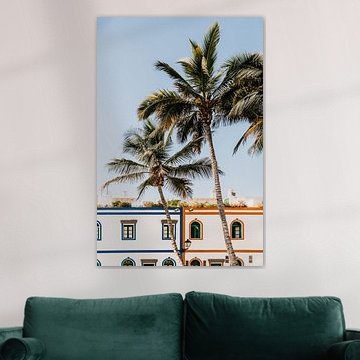Ein tropisches Foto mit Palmen und bunten Häusern auf Gran Canaria von Yvette Baur