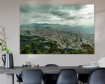 Monserrate a laissé un paysage urbain de Bogota, capitale de la Colombie. sur Thijs van Laarhoven