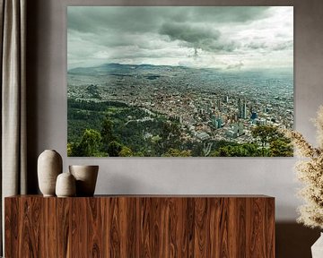 Monserrate links Stadtbild von Bogota Hauptstadt von Kolumbien von Thijs van Laarhoven