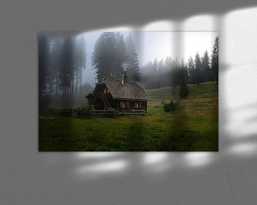 Hütte im Wald in den Bergen
