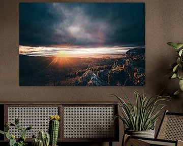 Dramatische landschap zonsondergang met dikke wolken van Fotos by Jan Wehnert