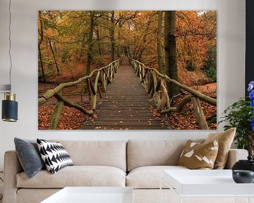 Doorkijkje houten brug in herfstbos van FotoBob