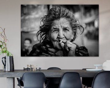 Oude Nepalese vrouw rookt sigaret (zwart wit portret) van Ellis Peeters