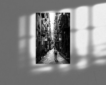 Straße in Quartieri Spagnoli Neapel (Italien) | Schwarz-Weiß | Straßenfotografie | Reisefotografie von Monique Tekstra-van Lochem