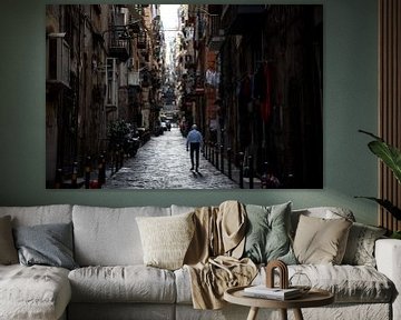 Straat met balkons in Napels (Italië) | bruin en wit | Reisfotografie | Straatfotografie van Monique Tekstra-van Lochem