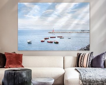 Blauwe zee en lucht in haven van Napels | Reisfotografie | blauw, rood wit