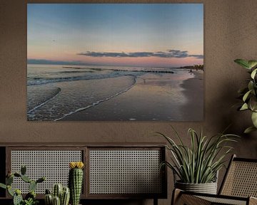 Abendspaziergang entlang der Strandpromenade in Mielno von Oliver Hlavaty