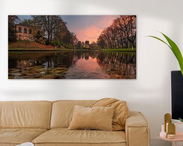 L'Oldehove de Leeuwarden et le canal de la ville au coucher du soleil
