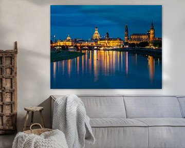 Blick auf die Stadt Dresden bei Nacht von Animaflora PicsStock