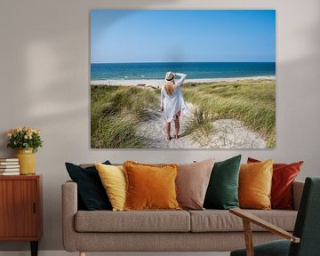 Jeune femme dans les dunes de l'île de Sylt, dans la mer du Nord sur Animaflora PicsStock