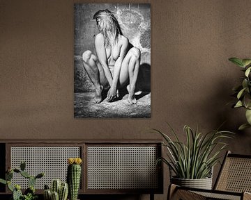 Mooie naakte vrouw gefotografeerd in een donkere kelder. van Photostudioholland