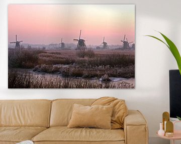 Traditionelle Windmühlen in Kinderdijk im Winter bei Sonnenuntergang von Eye on You