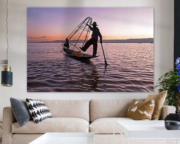 Pêcheur sur le lac Inle au Myanmar au coucher du soleil sur Eye on You