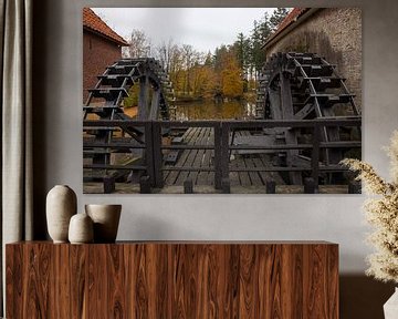 Funktionierende Wassermühle mit Zahnradantrieb auf Schloss Singraven in Dinkelland, Niederlande