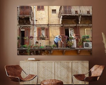 Italiaans balkon vastgelegd in de stad van de liefde.....(Verona) Romeo en Julia+ Hond! van Jeroen Somers