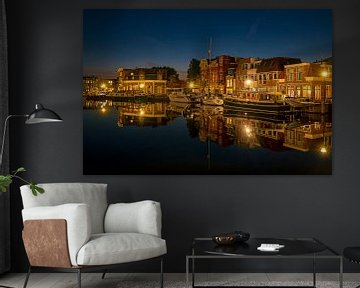 Stadtbild des historischen Sneek am Hafen in Friesland am Abend von Eye on You