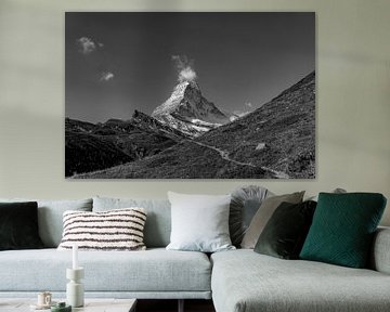 Matterhorn in september met wandelroute in zwart-wit