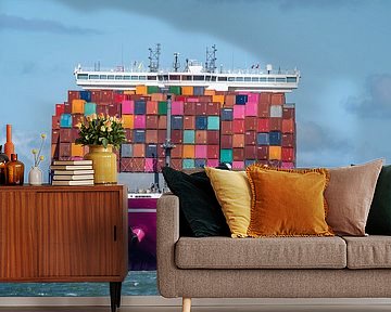 Erst aus der Nähe erkennt man, wie gigantisch dieses Containerschiff ist. Das Megacontainerschiff On von Jaap van den Berg