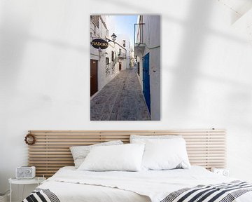 Gelassene Straße in der Altstadt von Ibiza von Gijs de Kruijf