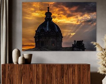 Sonnenaufgang mit einer Kirche in Rom im Bild.