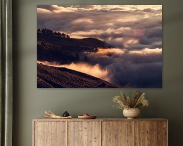 Langzeitbelichtung von Wolken und Bergen mit Blick vom Mount Rinjani in Lombok, Indonesien von Shanti Hesse