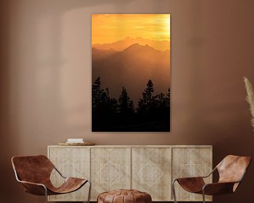 Paysage de montagne "Silhouettes au coucher du soleil". sur Coen Weesjes