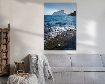 Blaues Mittelmeer und der Peñón de Ifach in Calpe von Adriana Mueller