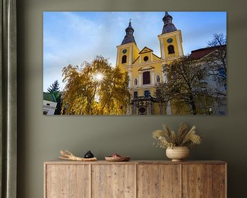 Kerk met zonnestralen in Eger, Hongarije