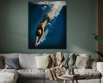 Femme plongeant dans l'eau