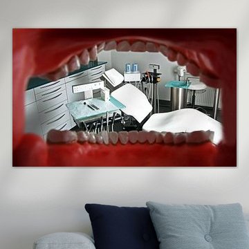 Kijk door een kunstgebit naar de tandartsstoel