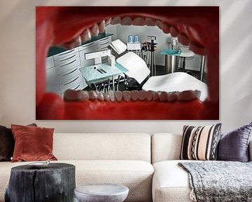 Blick durch ein Gebiss auf den Zahnarztstuhl von Frank Herrmann
