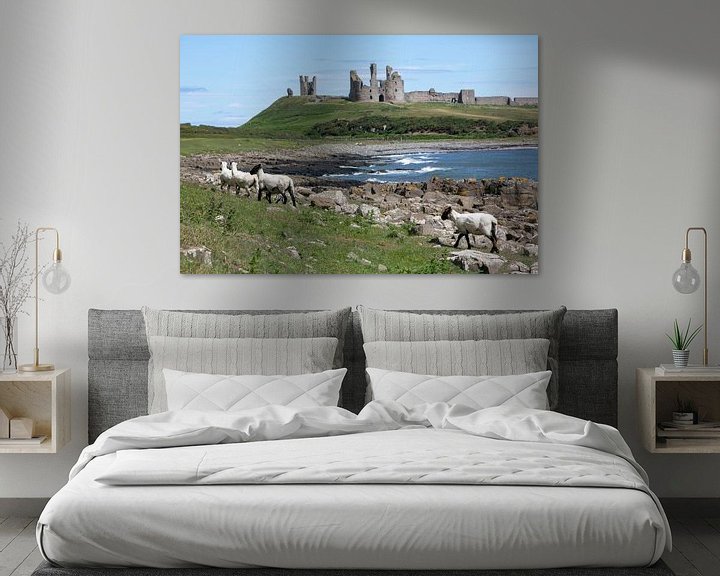 Sfeerimpressie: Schapen bij Dunstanburgh Castle in Northumberland van Michelle Peeters