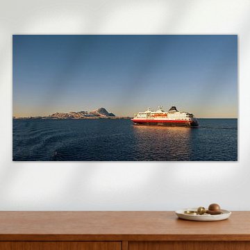 Kreuzfahrtschiff von Hurtigruten auf offenem Ozean am frühen Morgen bei Sonnenaufgang von Robert Ruidl