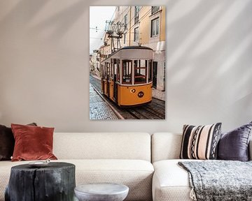 Lissabon gele tram van Dayenne van Peperstraten