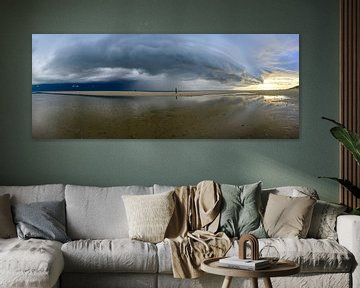 Lever de soleil sur la plage de l'île de Texel avec un nuage d'orage en approche sur Sjoerd van der Wal Photographie